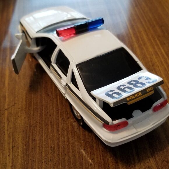 Surete du Quebec Police Road Champs die cast police car 1:43 scale - Picture 5 of 10